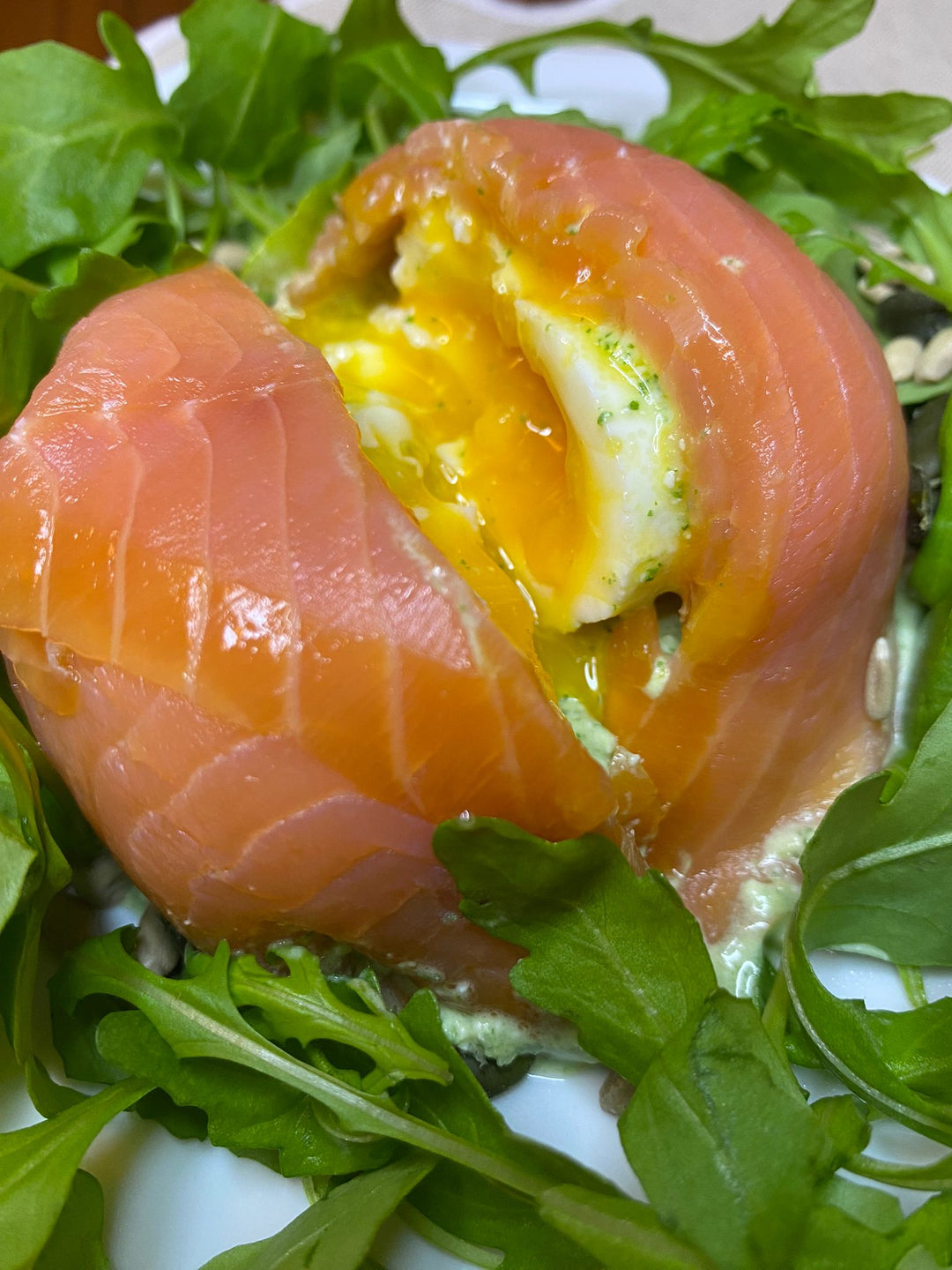 Dôme de saumon, oeuf poché et crème de feta et roquette