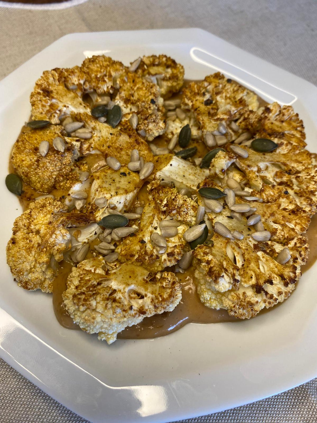 Chou-fleur rôti aux épices et sauce à la cacahuète