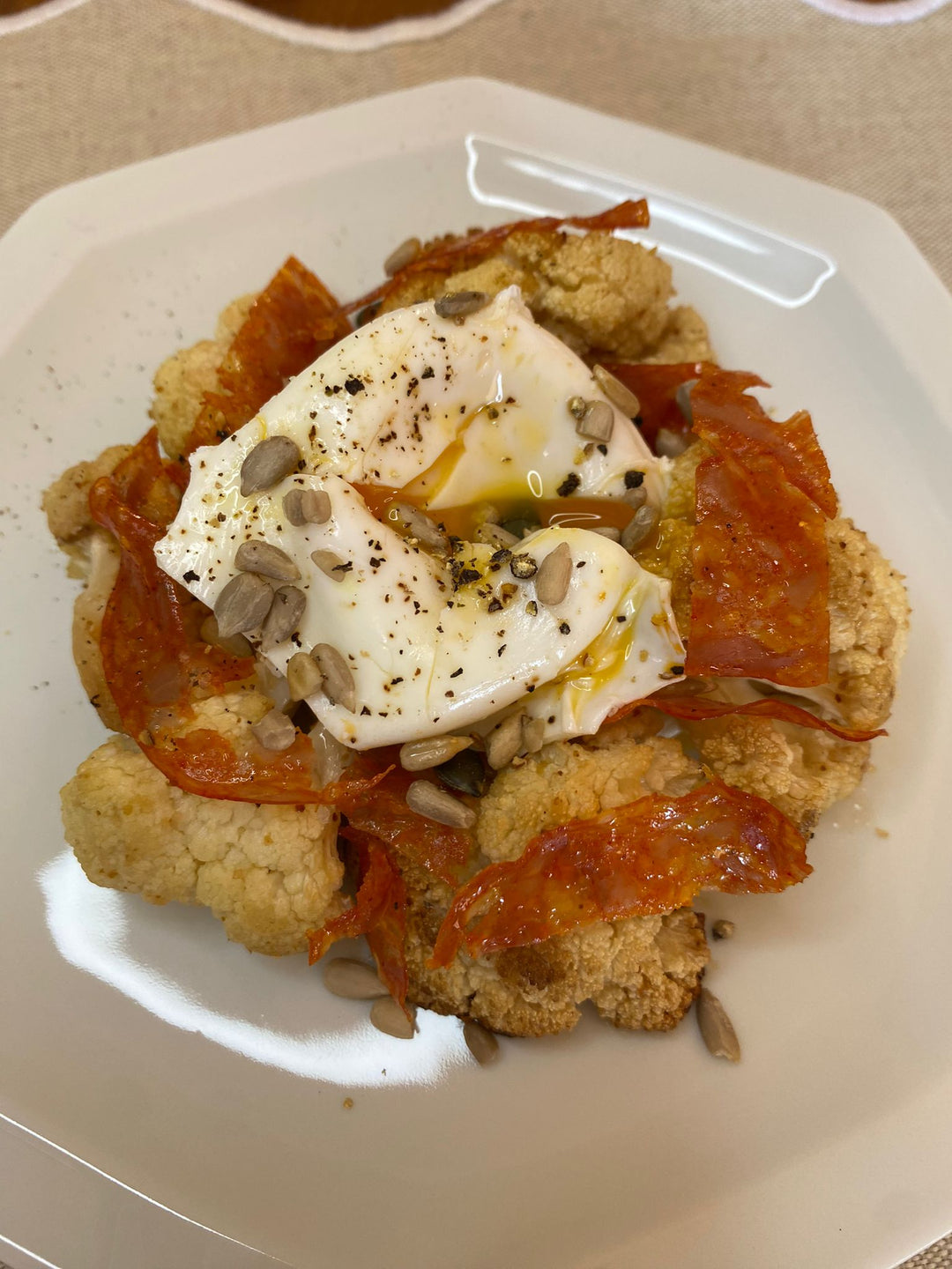 Chou-fleur rôti aux épices, chips de chorizo et oeuf poché