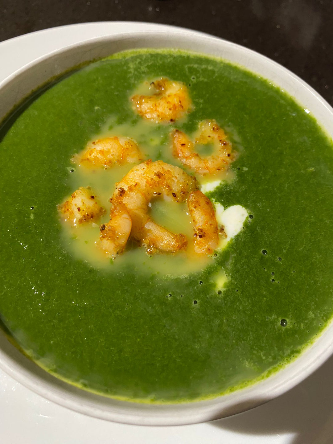 Soupe épinards frais, crevettes grillées et burrata