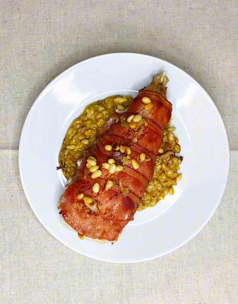 Lotte enrobée de lard, sauce échalotes, pignons de pin et pistaches