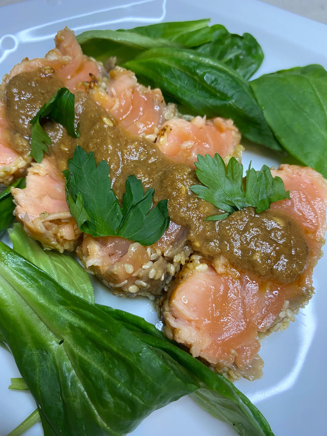 Mi-cuit de saumon snacké au sésame