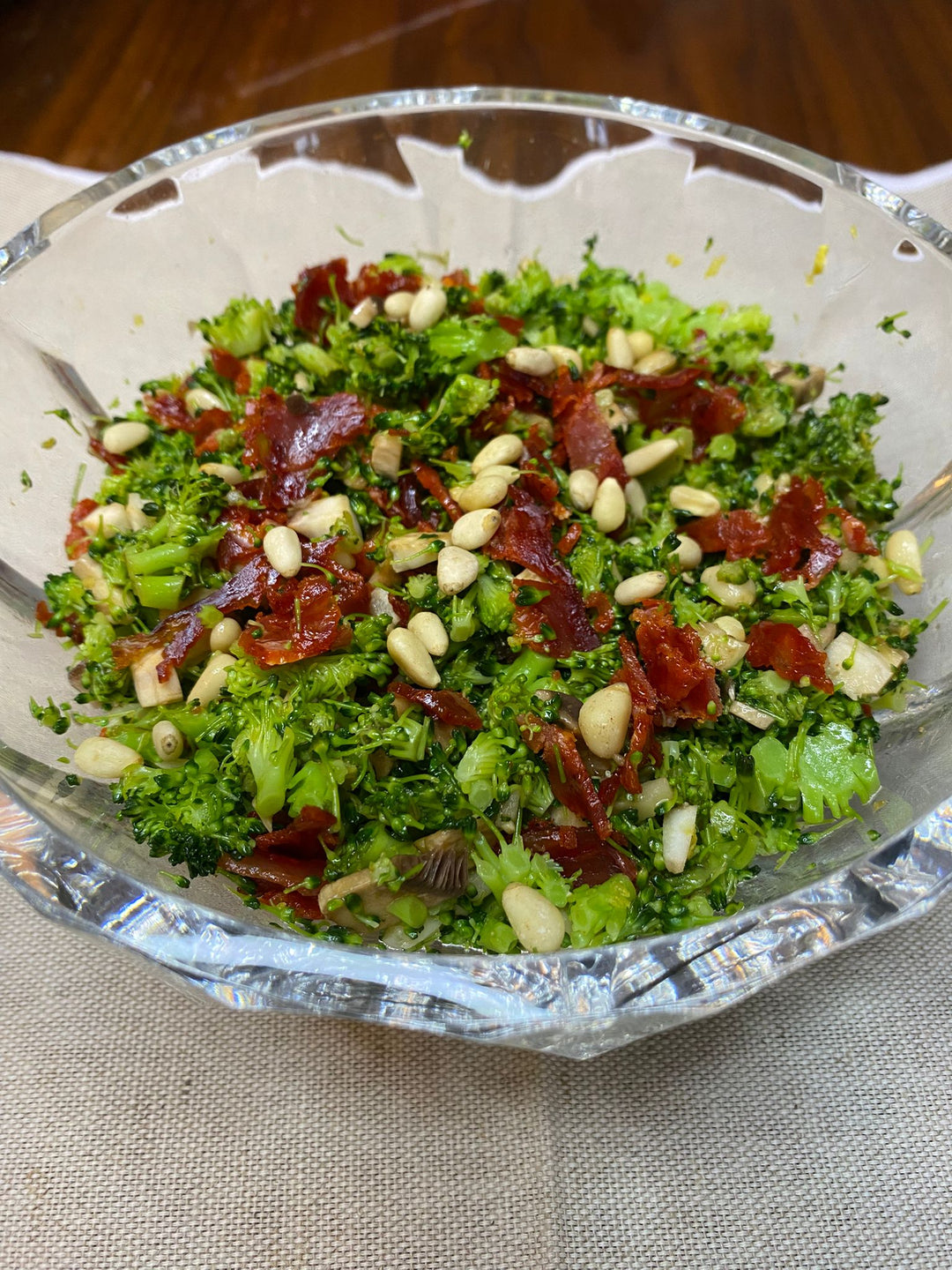 Salade de brocolis croquant, pignons et chorizo croustillant