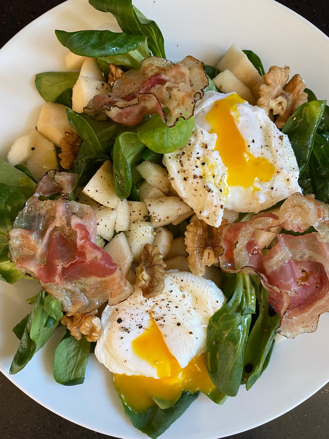 Salade d'hiver mâche, poire, noix, oeuf poché et pancetta