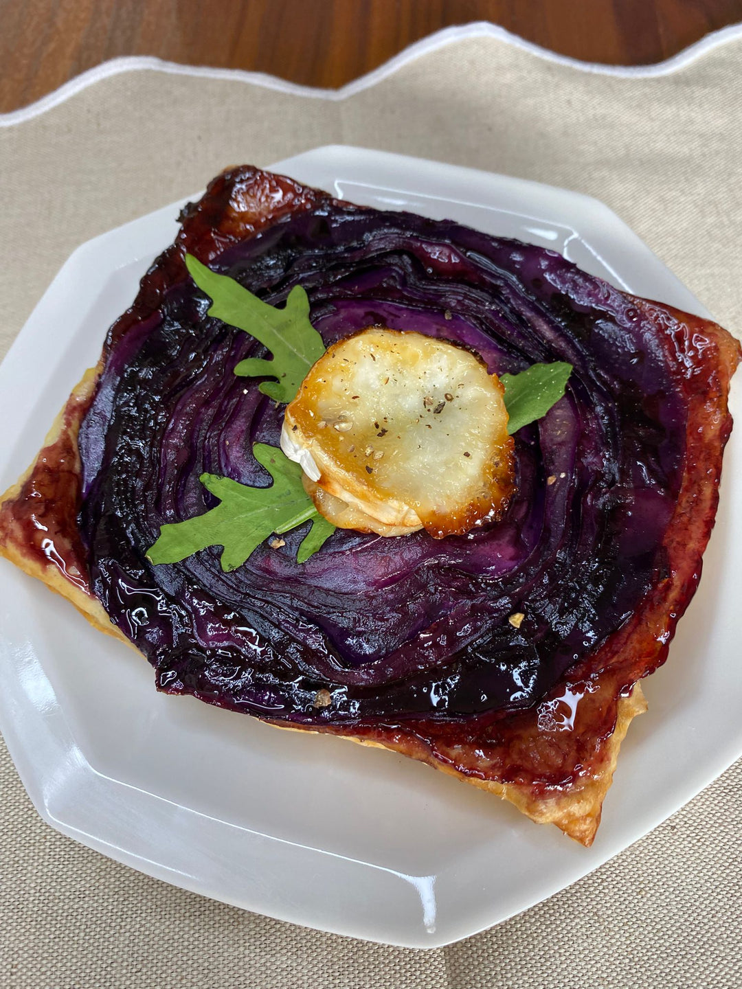 Tatin de chou rouge, chèvre et miel