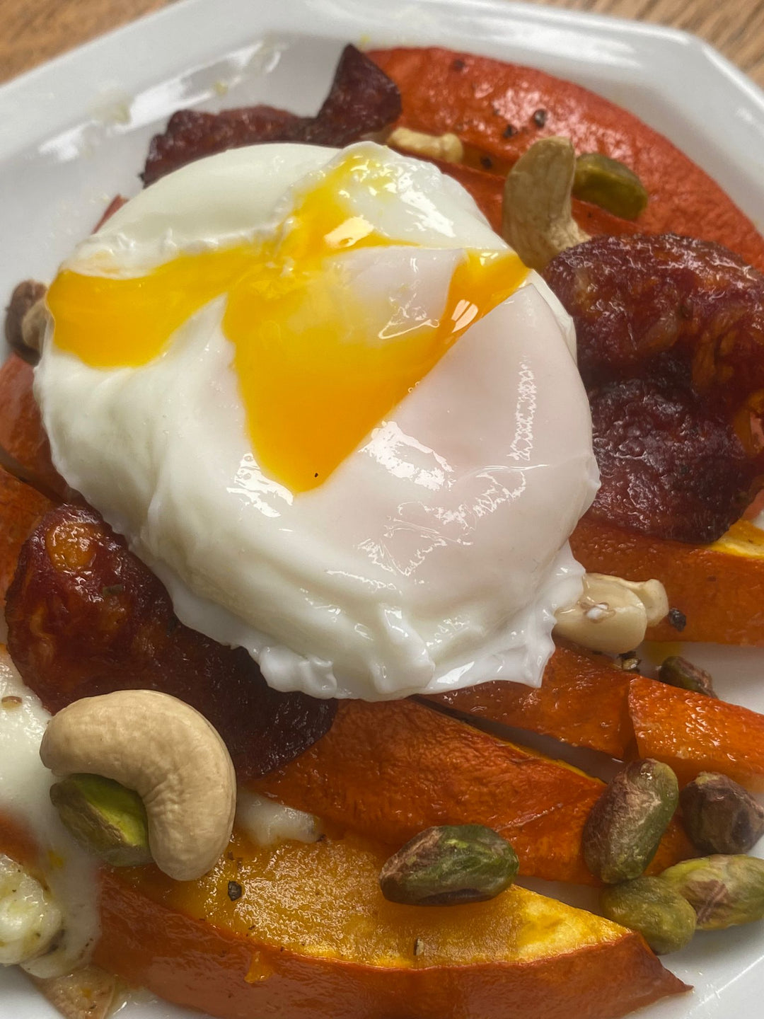 Potimarron rôti à l'ail, chorizo, pistaches et oeuf poché