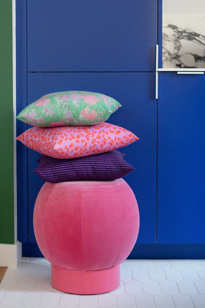 Coussin violet et lignes irisées rose - GASTON
