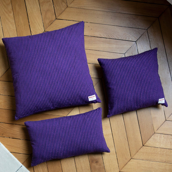 Coussin violet et lignes irisées rose - GASTON