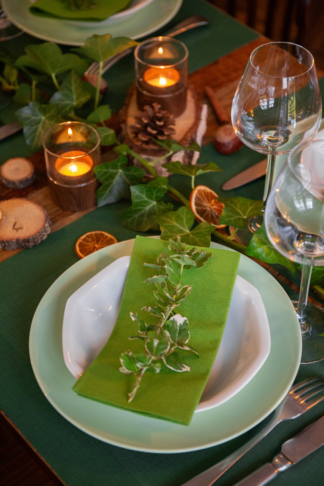 La grande assiette en porcelaine ronde - Vert amande Assiettes à diner Ogre la Fabrique