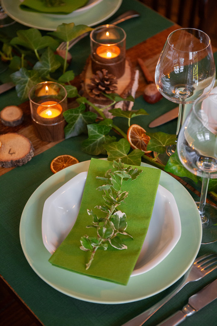 La grande assiette en porcelaine ronde - Vert amande Assiettes à diner Ogre la Fabrique