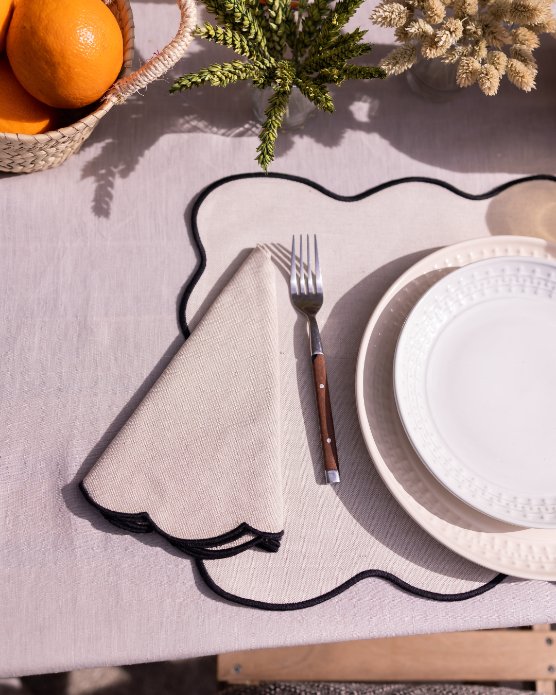 Serviette en lin et coton festonnée Belmonte, beige et noir Serviettes de table Mariaida Home