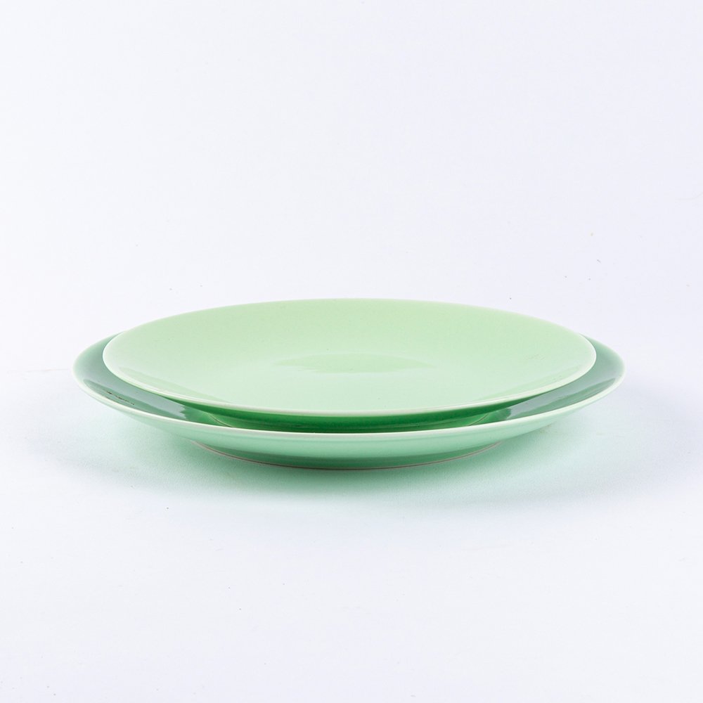 La grande assiette en porcelaine ronde - Vert amande Assiettes à diner Ogre la Fabrique