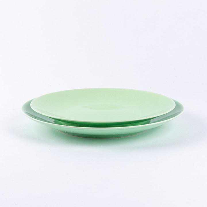 La grande assiette en porcelaine ronde - Vert amande Assiettes à diner Ogre la Fabrique