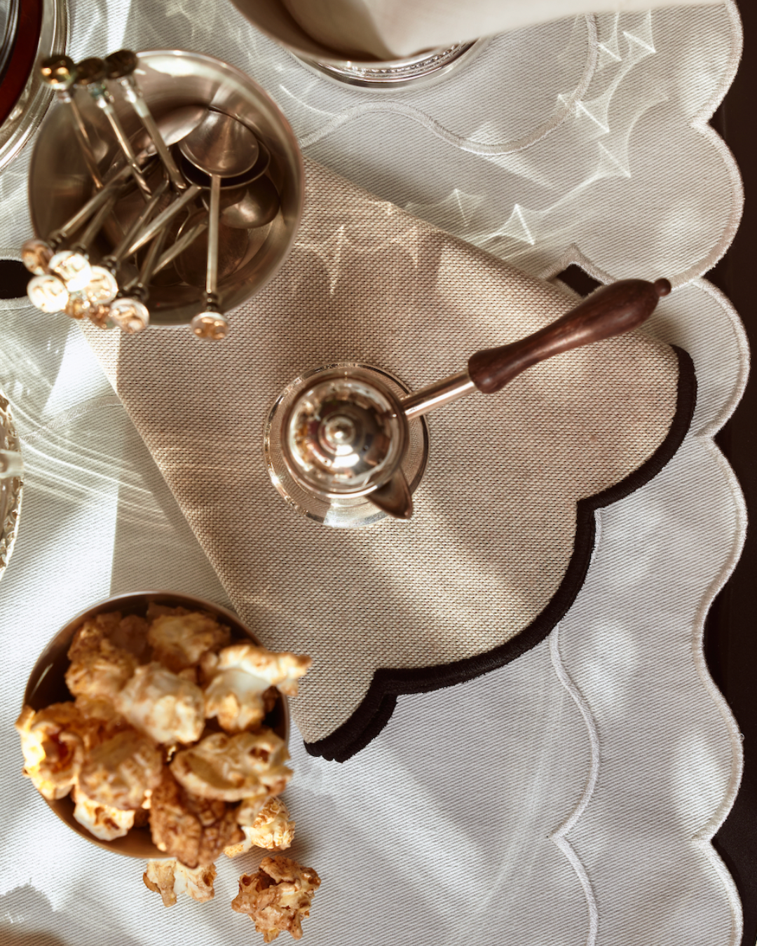 Serviette en lin et coton festonnée Belmonte, beige et noir Serviettes de table Mariaida Home