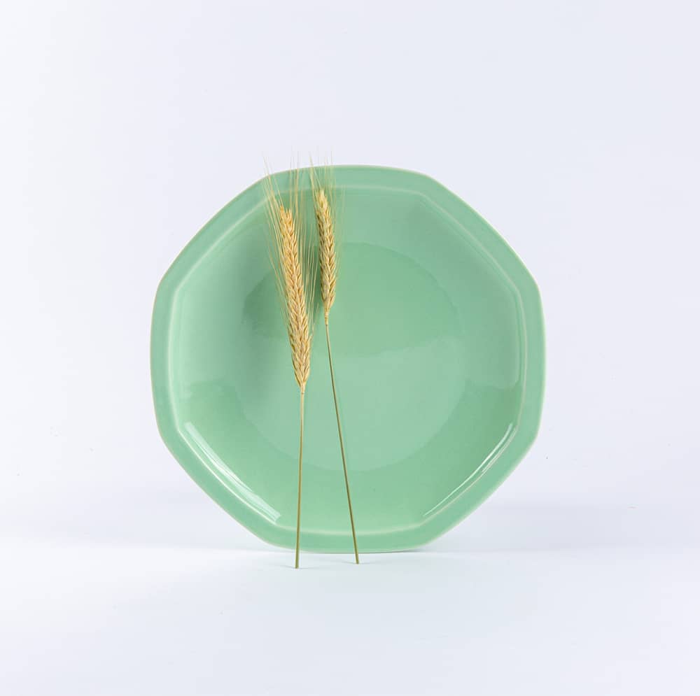 La grande assiette en porcelaine octogonale - Vert amande Assiettes à diner Ogre la Fabrique