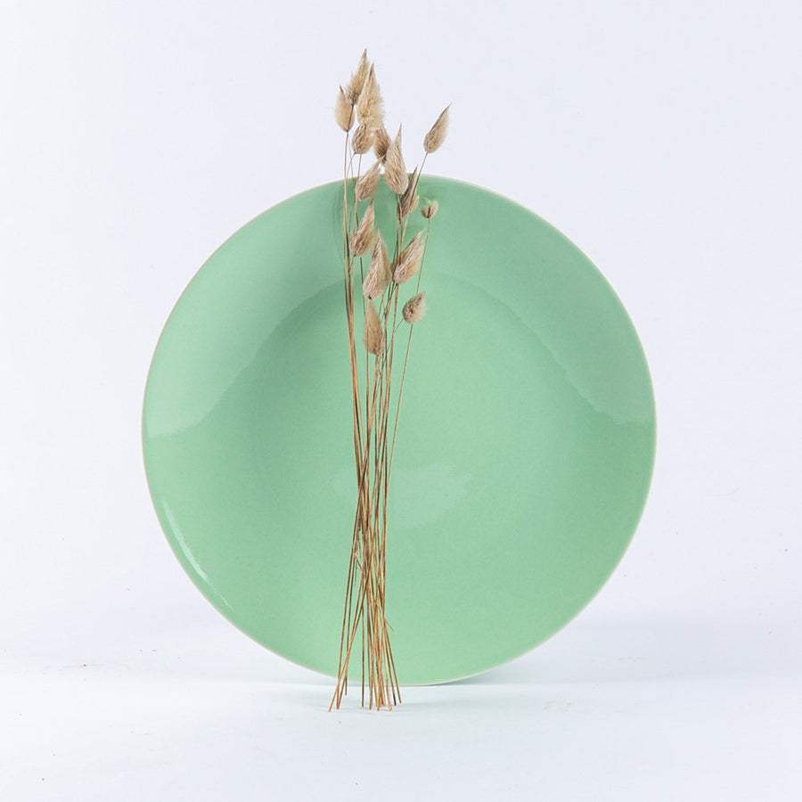 La grande assiette en porcelaine ronde - Vert amande Assiettes à diner Ogre la Fabrique