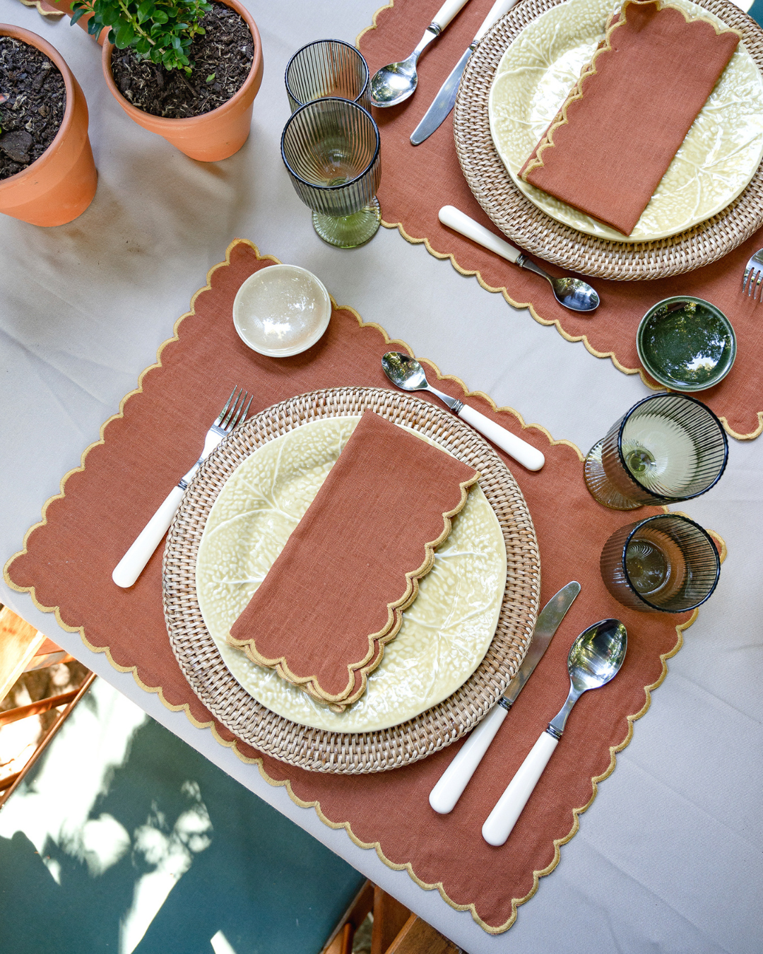 Set de table rectangulaire en lin et coton festonné Aurora, terracotta et jaune Sets de table Mariaida Home