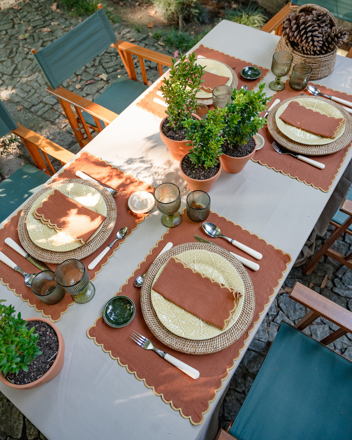 Set de table rectangulaire en lin et coton festonné Aurora, terracotta et jaune Sets de table Mariaida Home