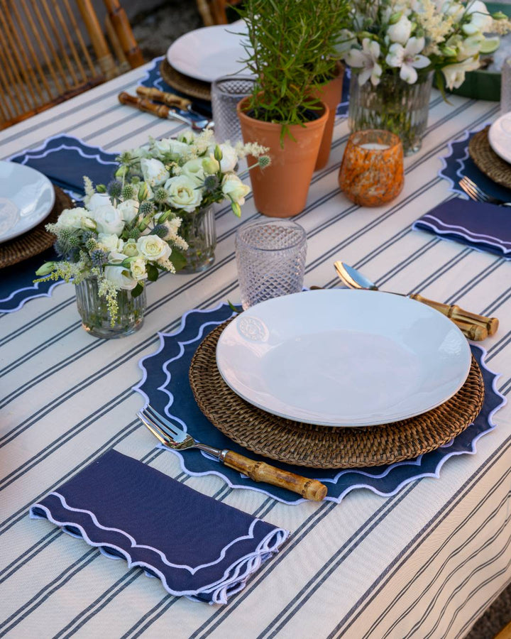 Serviette en lin et coton festonnée Navy, bleu et blanc Serviettes de table Mariaida Home