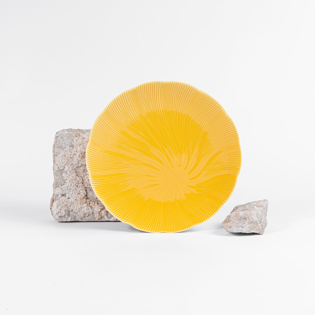 L'assiette plate en porcelaine Tahiti - Jaune Assiettes à diner Ogre la Fabrique