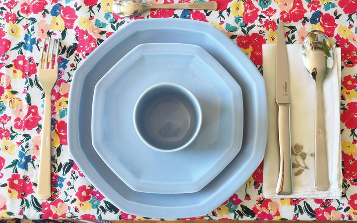 La grande assiette en porcelaine octogonale - Bleu pastel Assiettes à diner Ogre la Fabrique