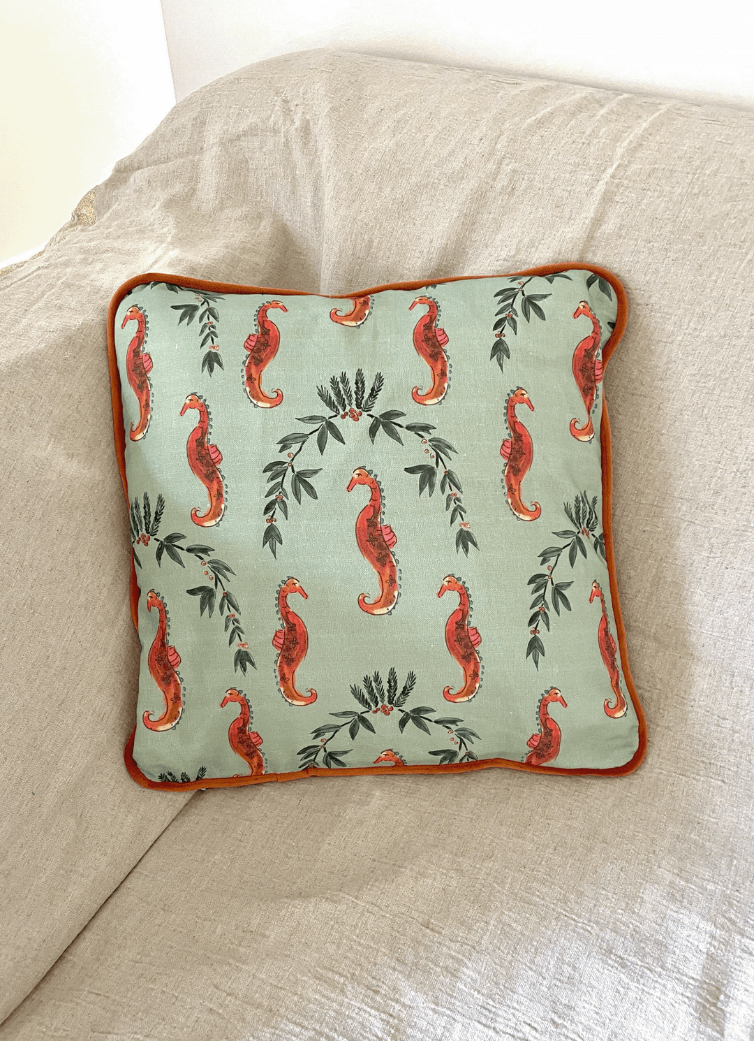 Housse de coussin mat - Hippocampes et lauriers - Fond vert Housses de coussins Maison Datcha