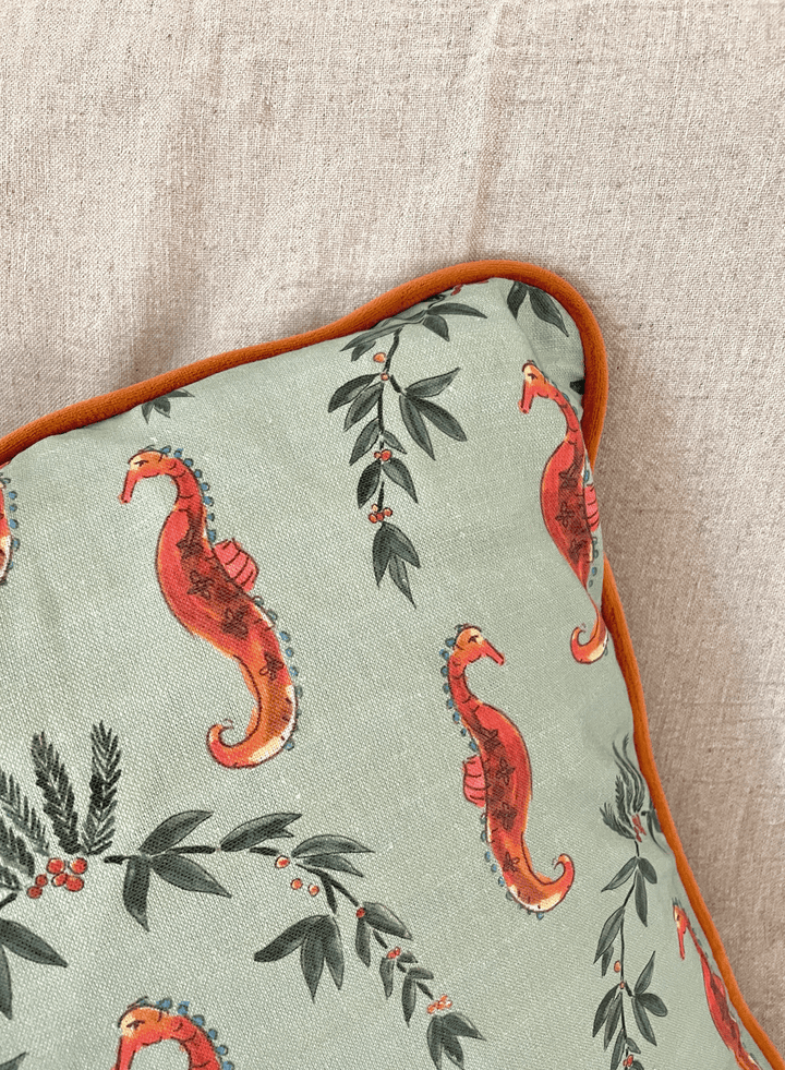 Housse de coussin mat - Hippocampes et lauriers - Fond vert Housses de coussins Maison Datcha