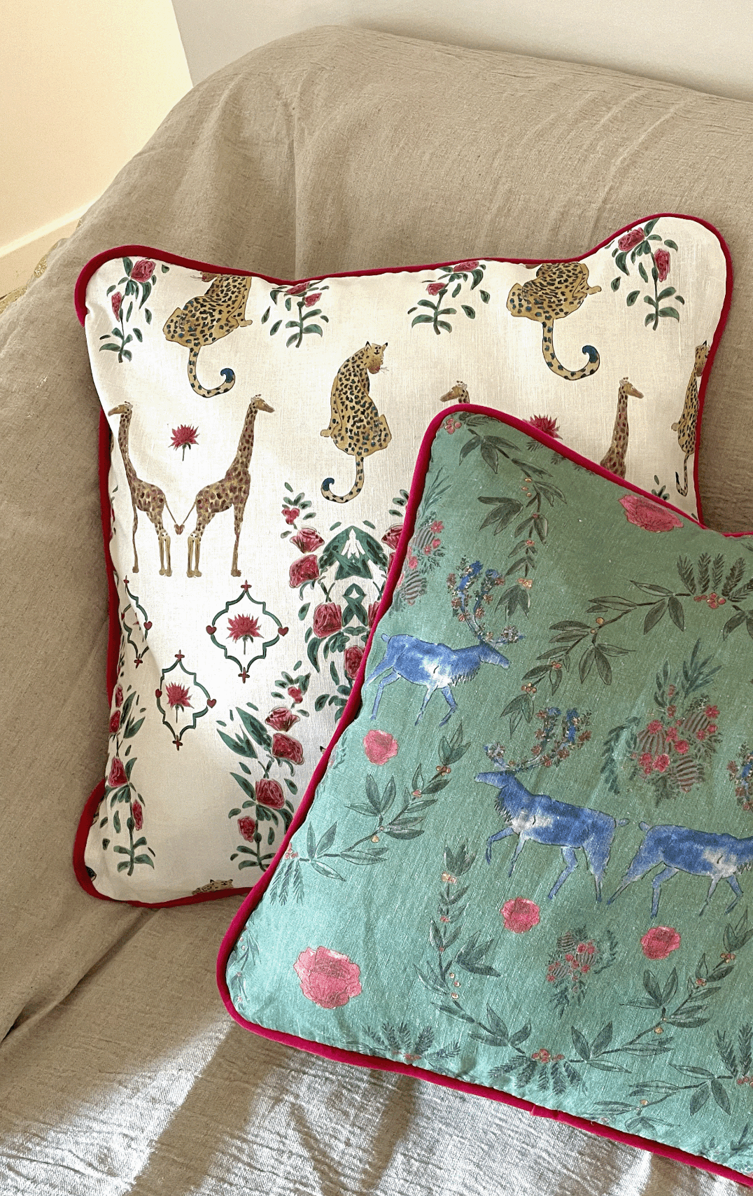 Housse de coussin mat - Girafes et léopards - Fond blanc - Passepoil framboise