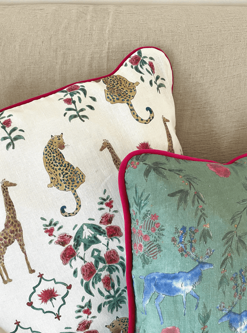 Housse de coussin mat - Girafes et léopards - Fond blanc - Passepoil framboise