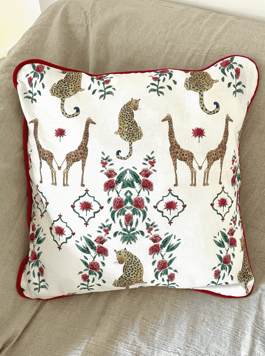 Housse de coussin mat - Girafes et léopards - Fond blanc - Passepoil framboise