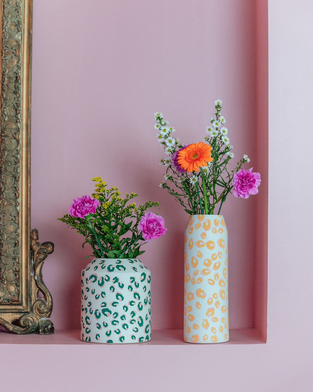 Vase bas motif léopard vert et rose - ALMA