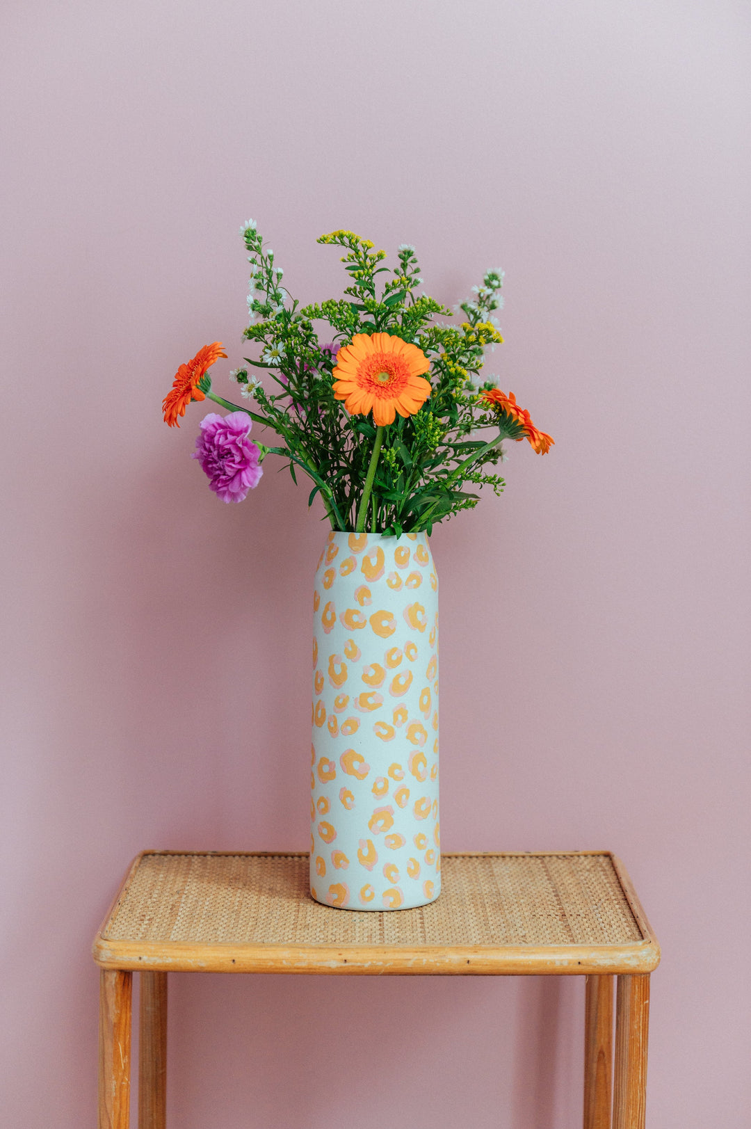 Vase bas motif léopard vert et rose - ALMA