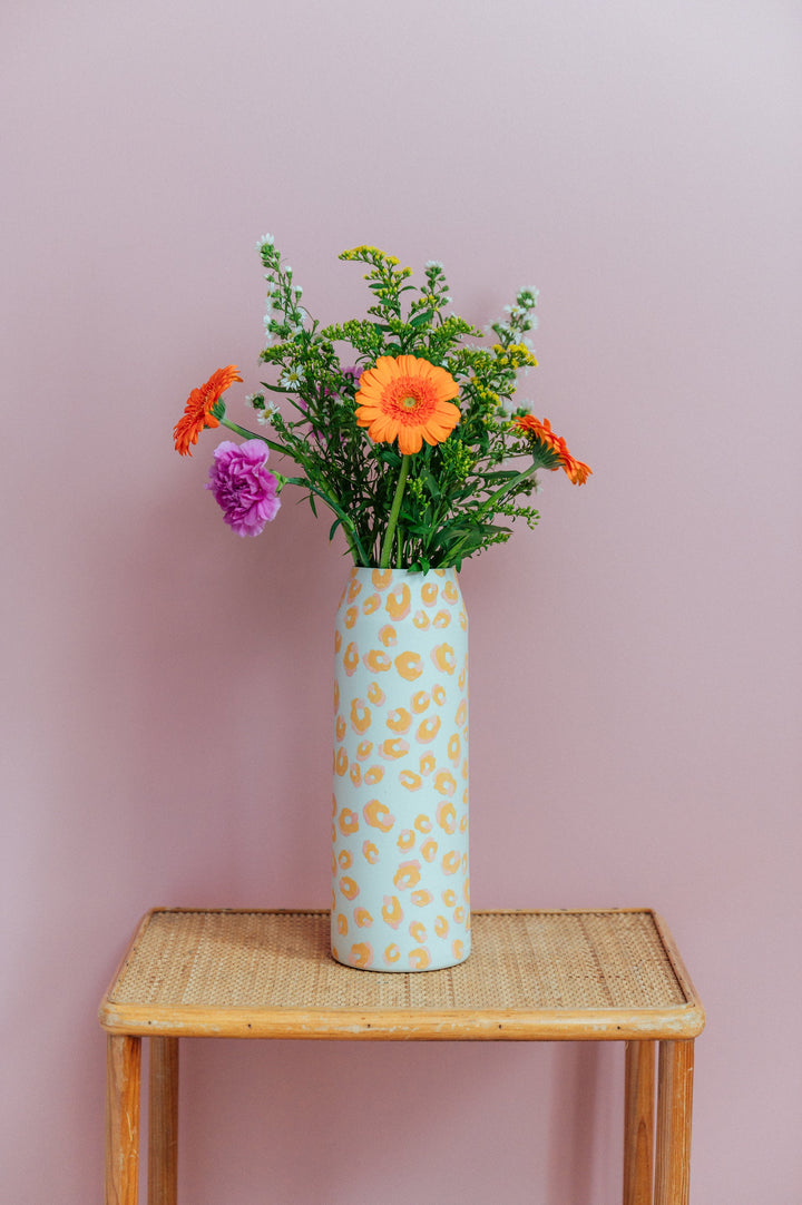 Vase bas motif léopard vert et rose - ALMA