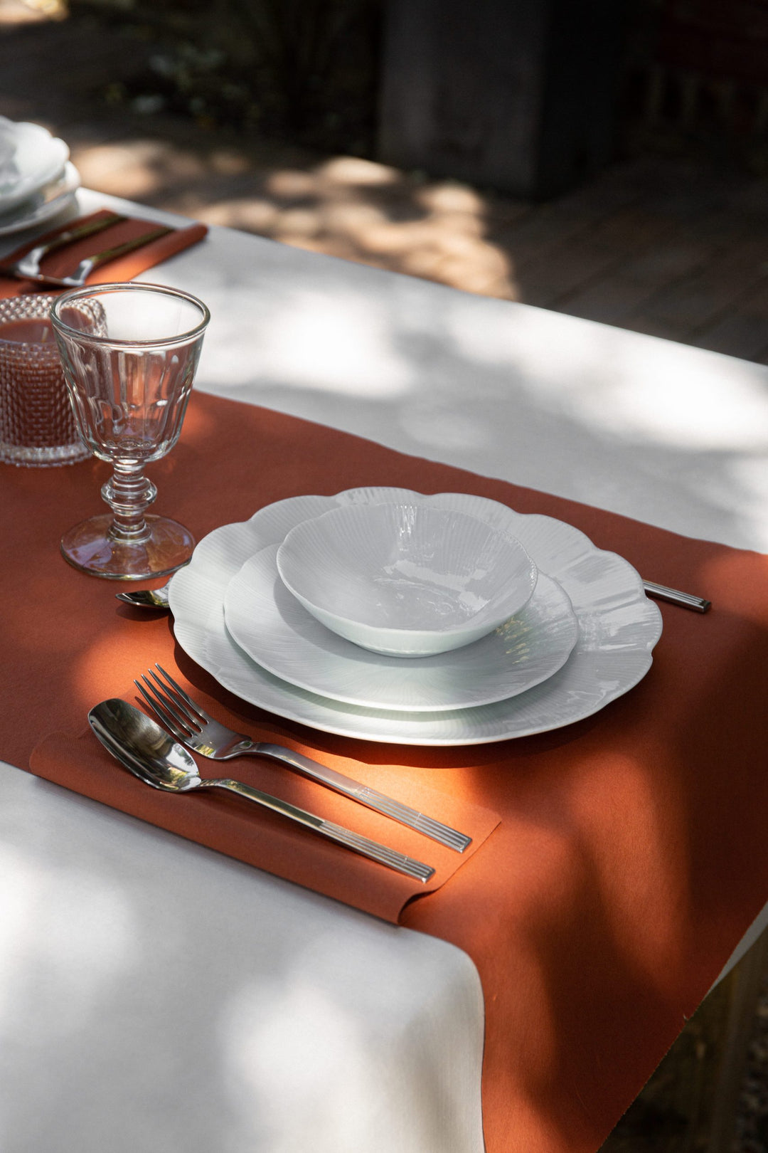 L'assiette plate en porcelaine Blanche - Tahiti Assiettes à diner Ogre la Fabrique