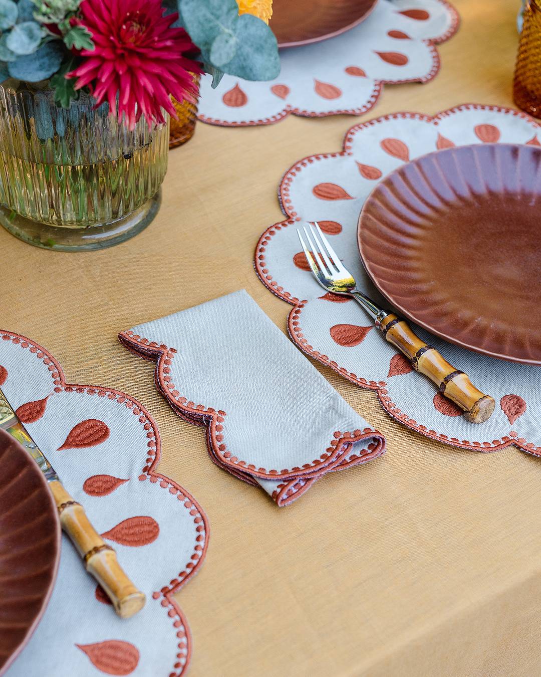 Serviette en lin et coton festonnée Gotas, beige et terracotta Serviettes de table Mariaida Home