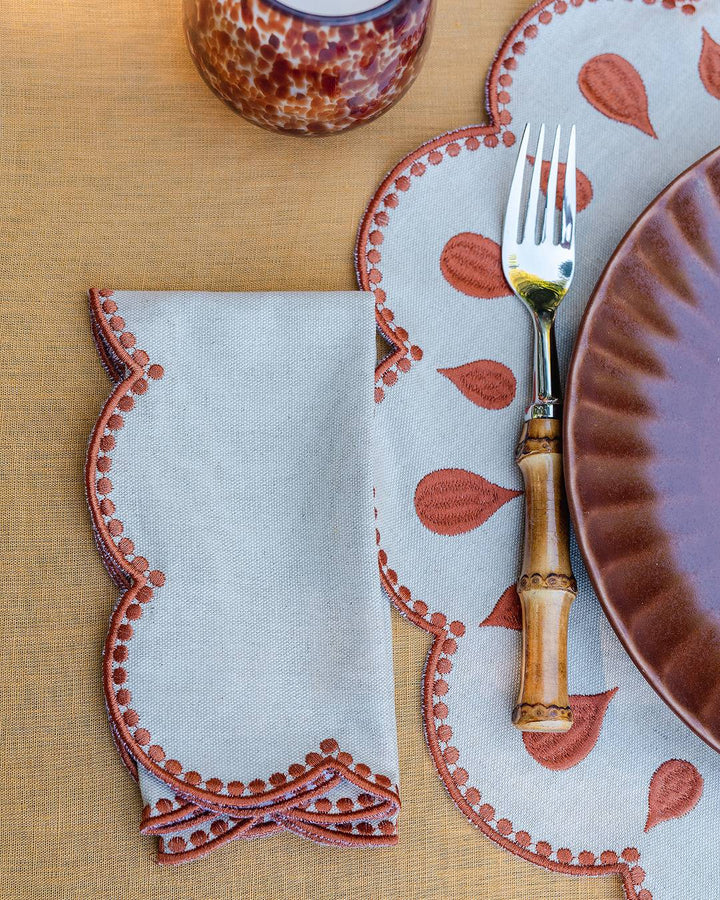 Serviette en lin et coton festonnée Gotas, beige et terracotta Serviettes de table Mariaida Home