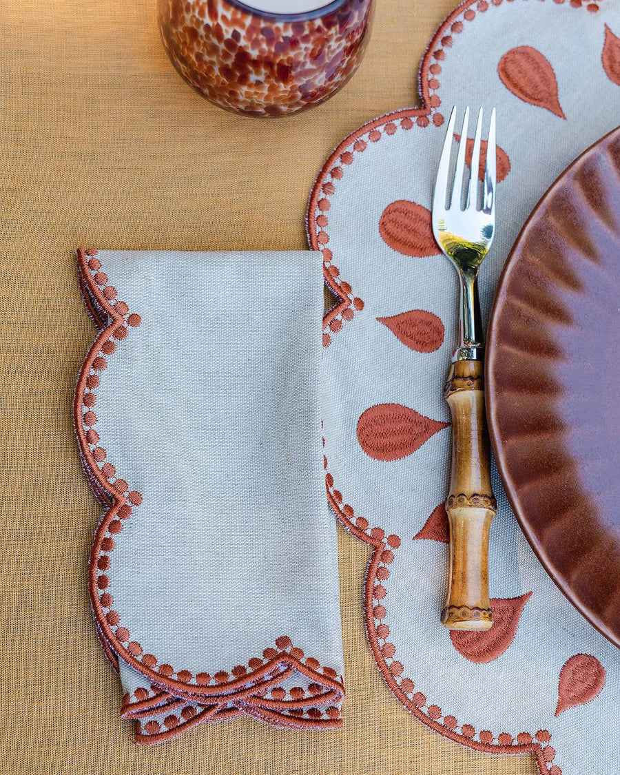 Serviette en lin et coton festonnée Gotas, beige et terracotta Serviettes de table Mariaida Home