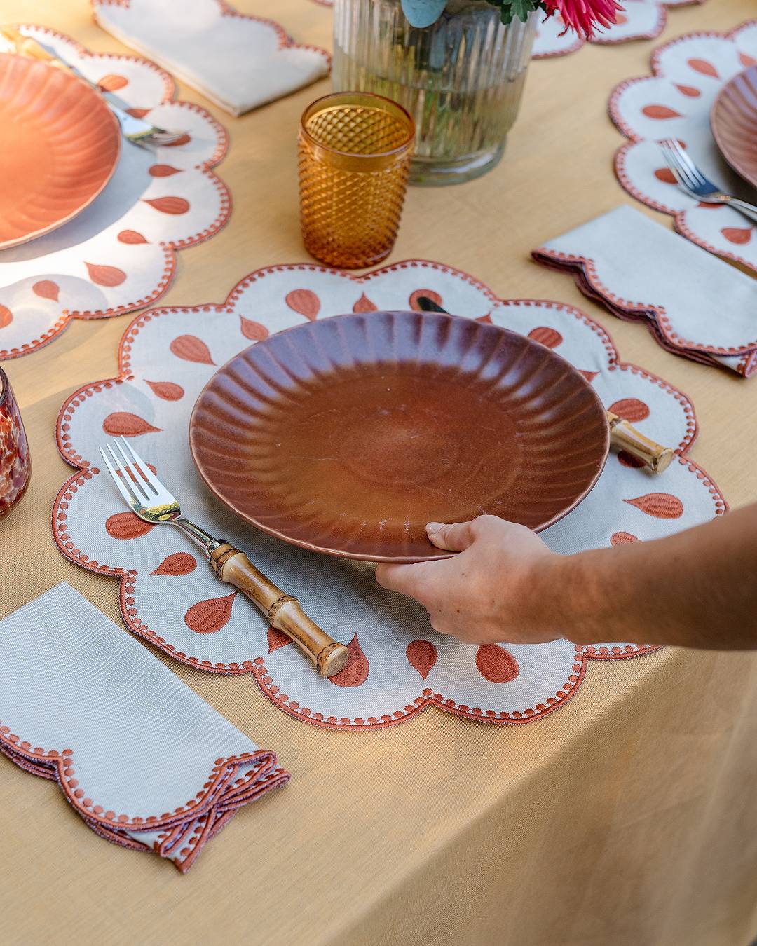 Serviette en lin et coton festonnée Gotas, beige et terracotta Serviettes de table Mariaida Home
