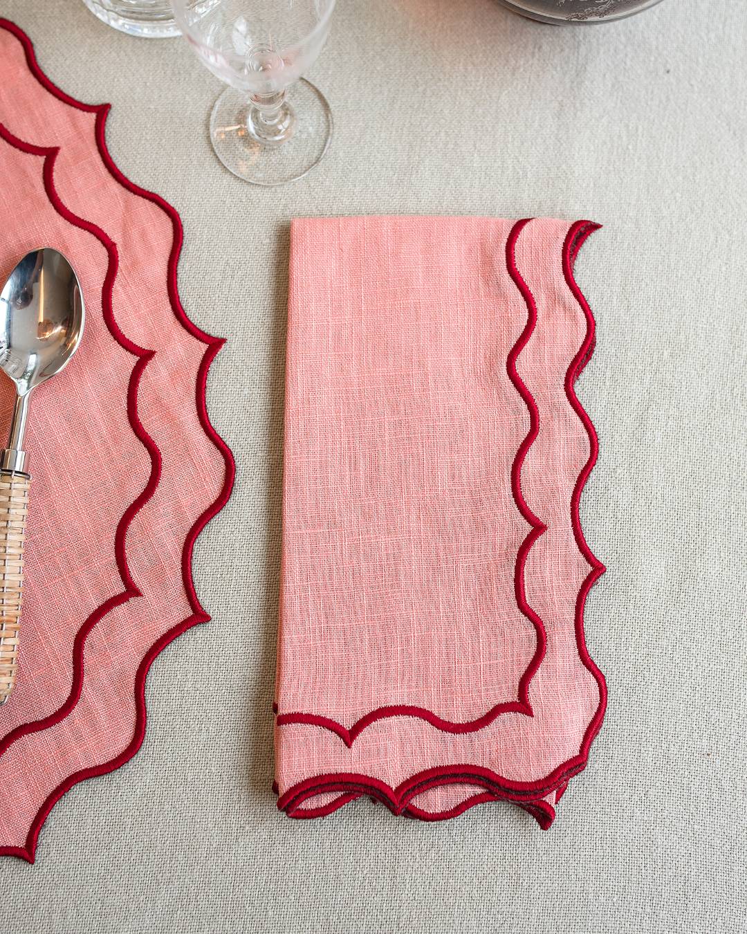 Serviette en lin et coton festonnée Navy, rose et rouge Serviettes de table Mariaida Home