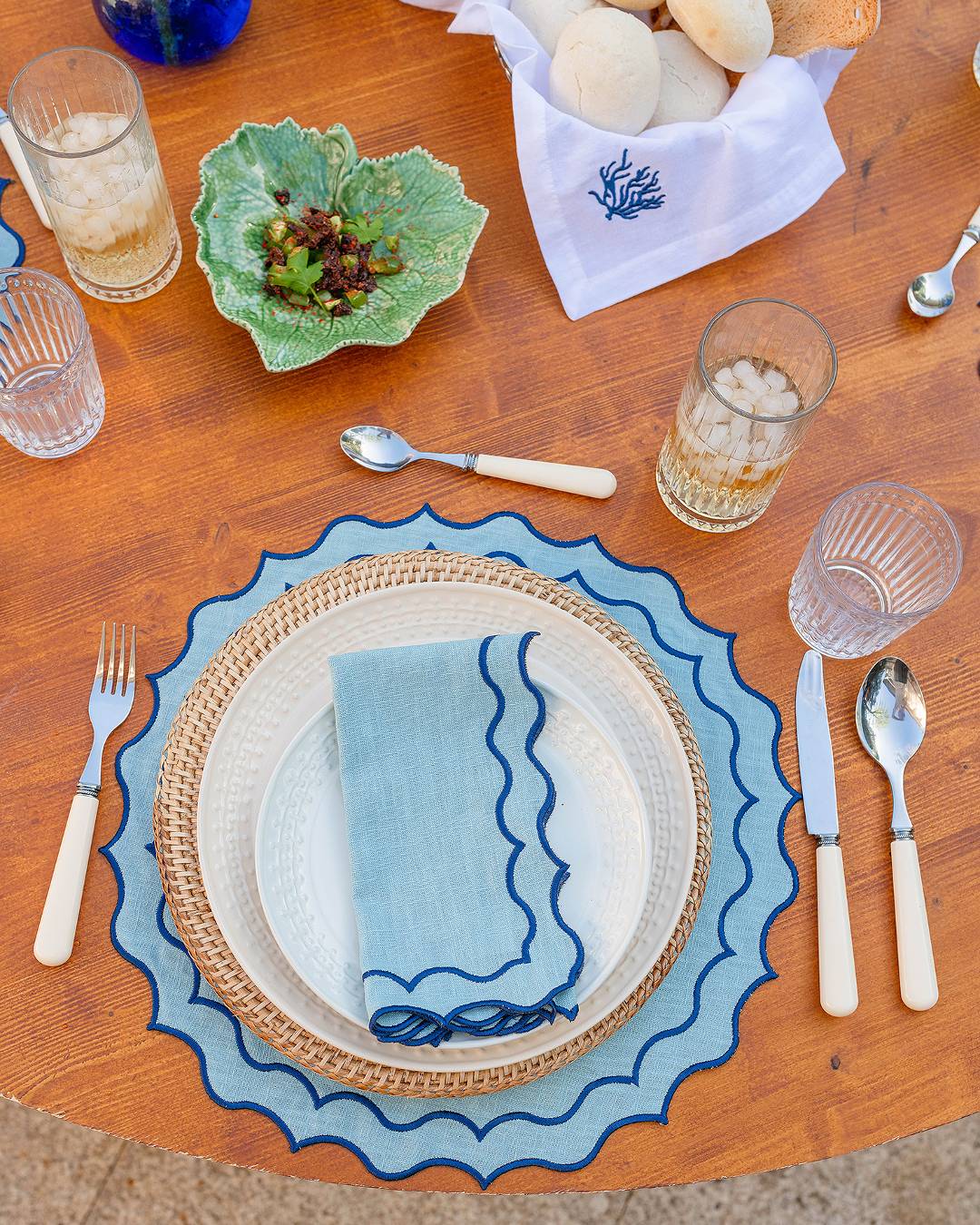 Serviette en lin et coton festonnée Navy, bleu foncé et bleu ciel Serviettes de table Mariaida Home