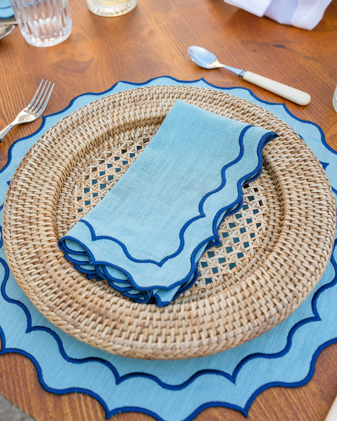 Serviette en lin et coton festonnée Navy, bleu foncé et bleu ciel Serviettes de table Mariaida Home