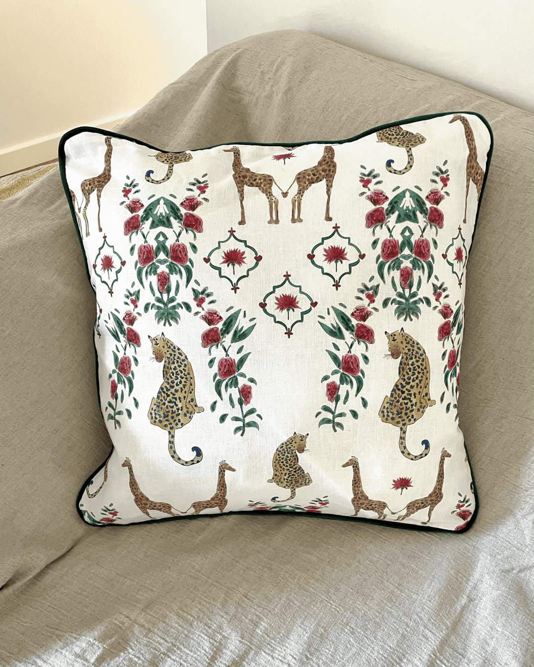 Housse de coussin mat - Girafes et léopards - Fond blanc - Passepoil vert