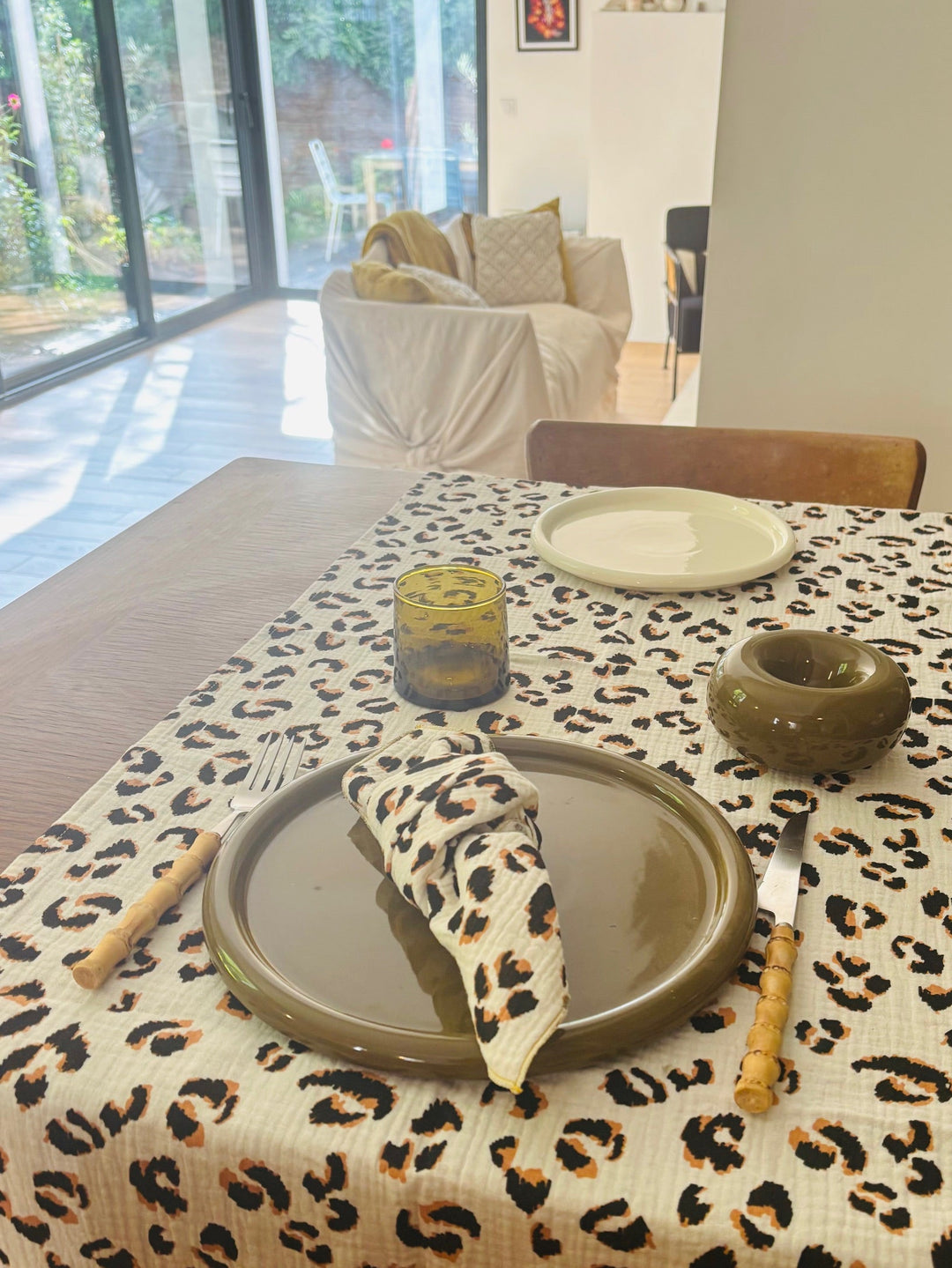 Chemin de table Léopard Écru – Gaze de coton – 50x150cm
