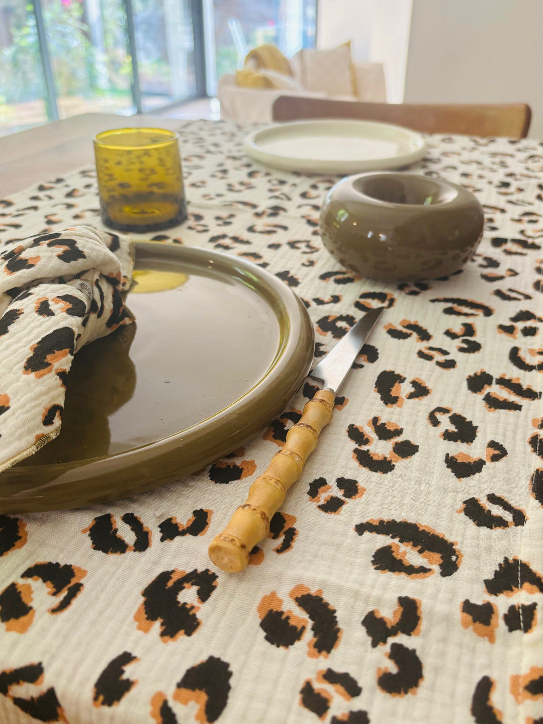 Chemin de table Léopard Écru – Gaze de coton – 50x150cm