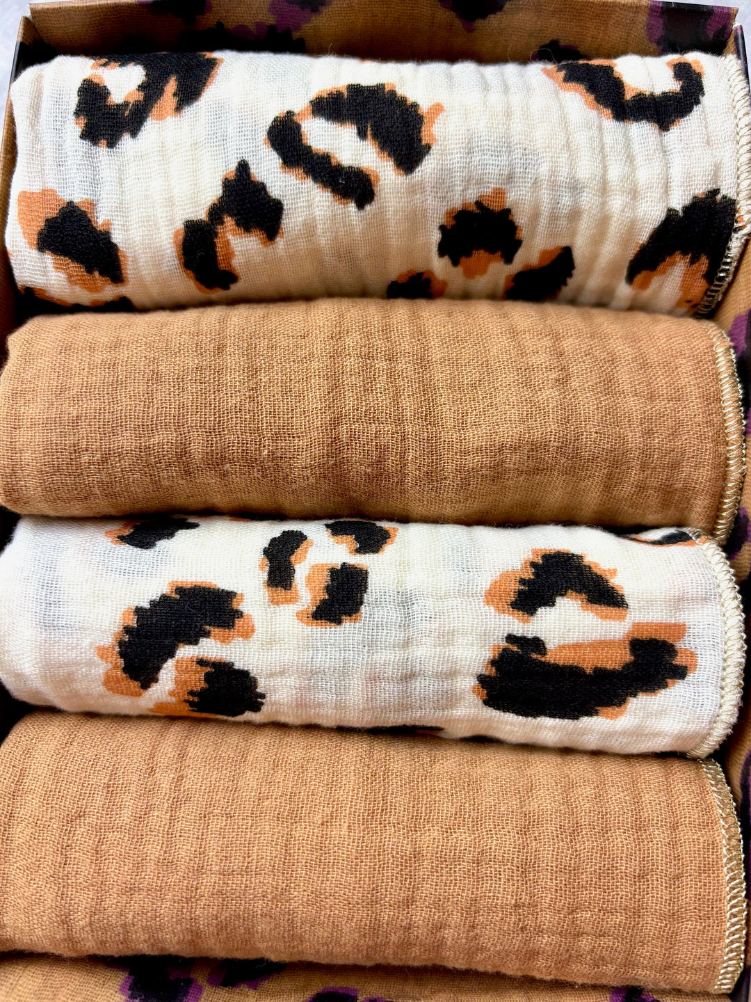 Set of 4 Napkins – Cotton Gauze – Ecru & Camel Leopard Print – 40x40 cm
