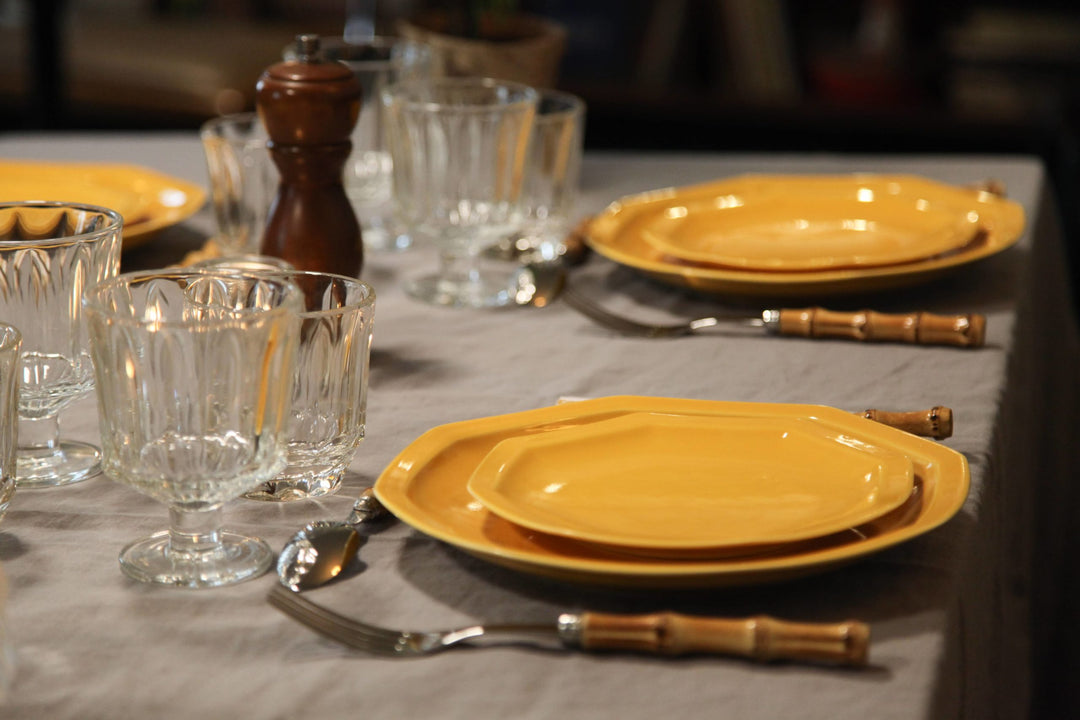 La grande assiette en porcelaine octogonale - Jaune moutarde Assiettes à diner Ogre la Fabrique