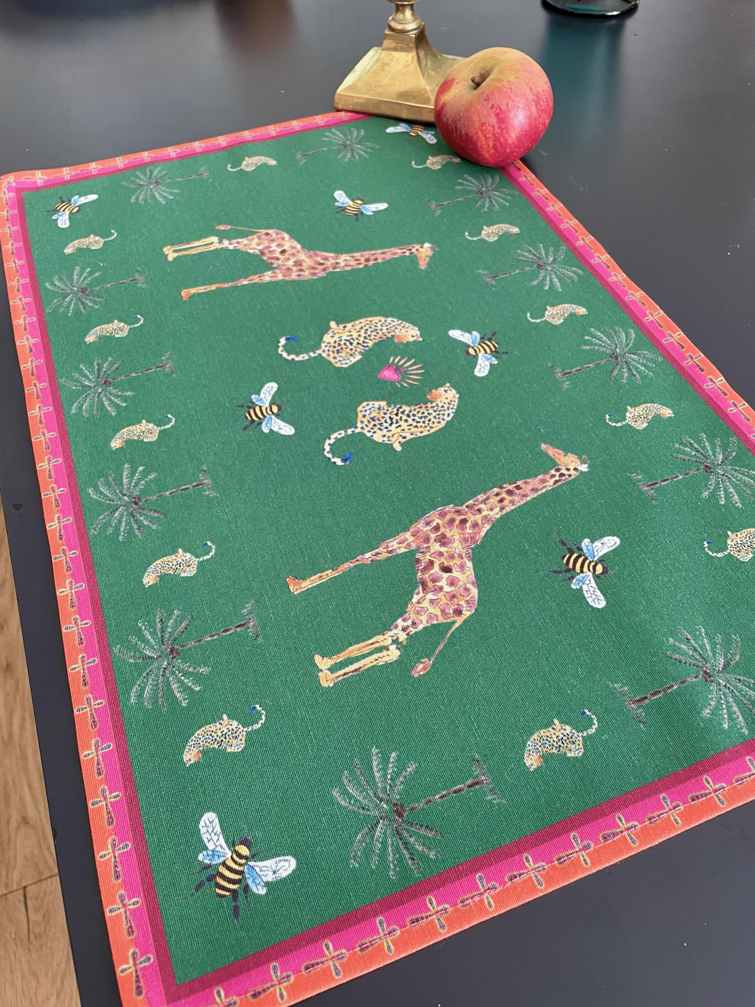 Placemats - Stain-resistant fabric - Giraffe and leopard patterns - Plain green background