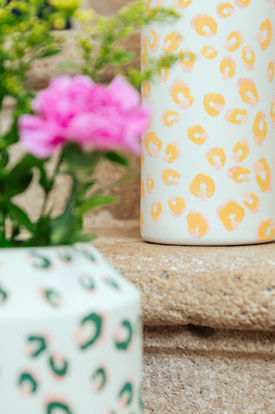 Vase bas motif léopard vert et rose - ALMA