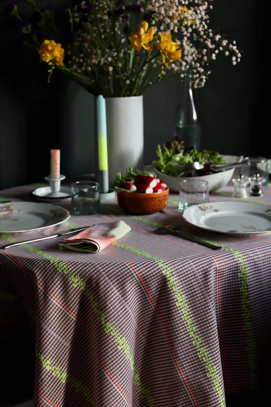 Nappe vichy violet et aux broderies fleuries jaune fluo - Vichy fluo Nappes Maryne Guyot créations
