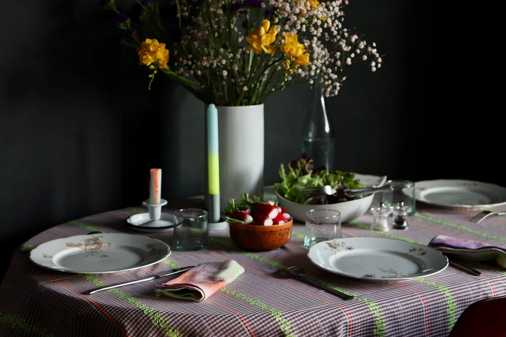 Nappe vichy violet et aux broderies fleuries jaune fluo - Vichy fluo Nappes Maryne Guyot créations
